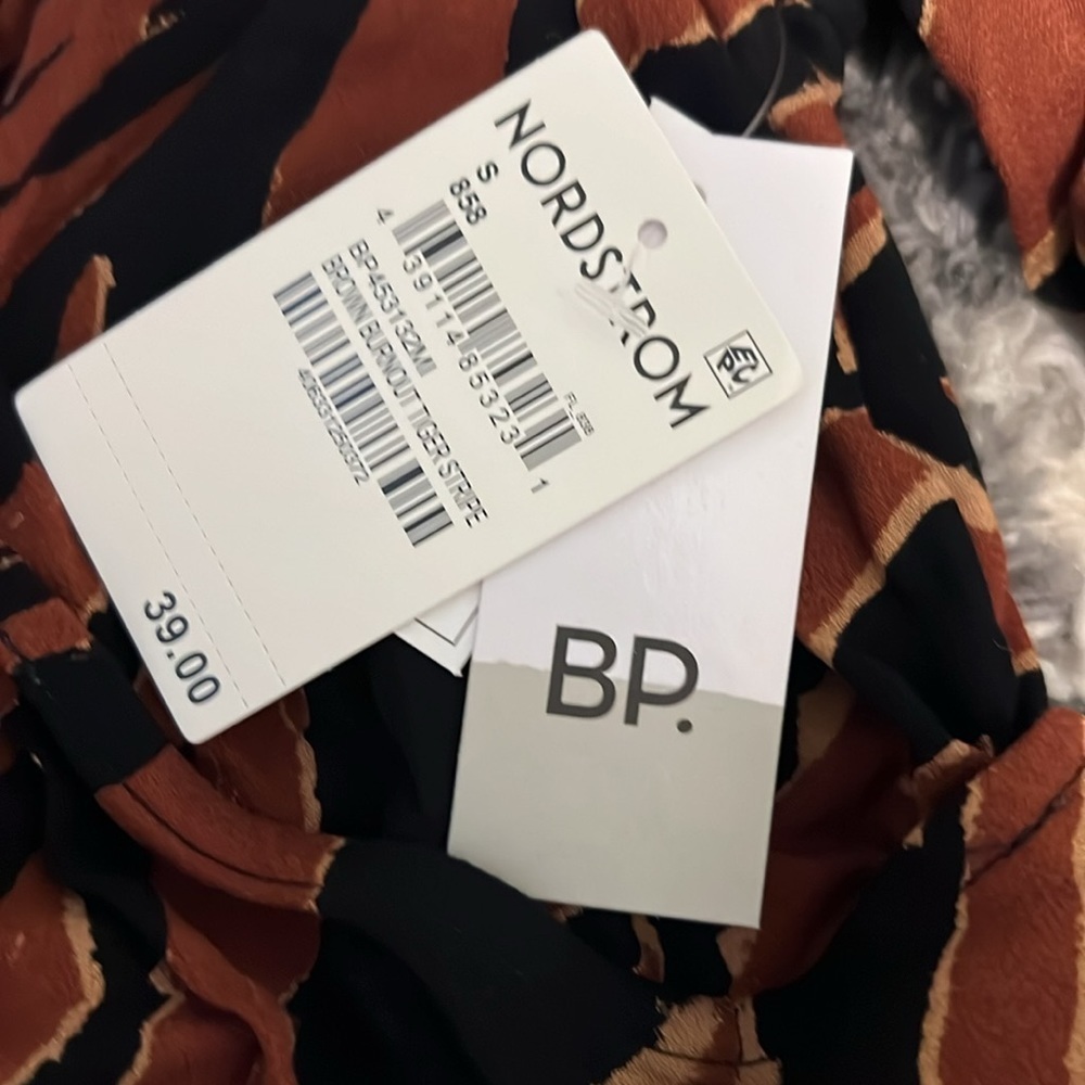 NWT: Wrap Front Crop Top - Picture 3 of 4